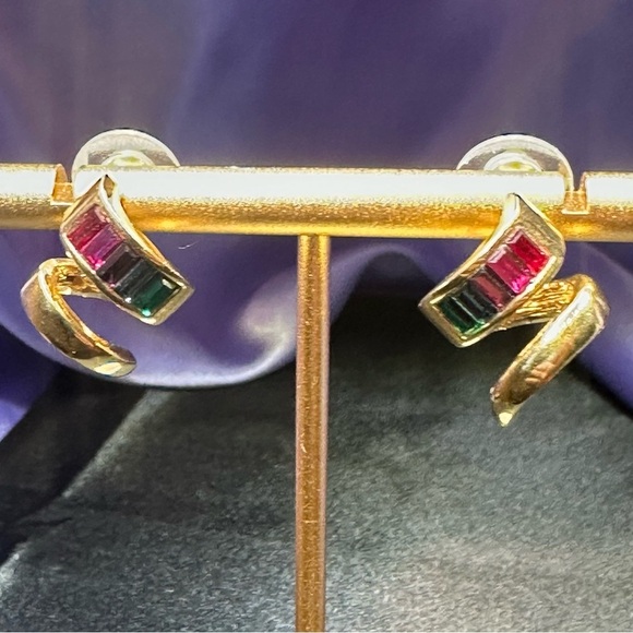 Vintage Roman gold tone Rhinestone swirl earrings - Picture 3 of 13